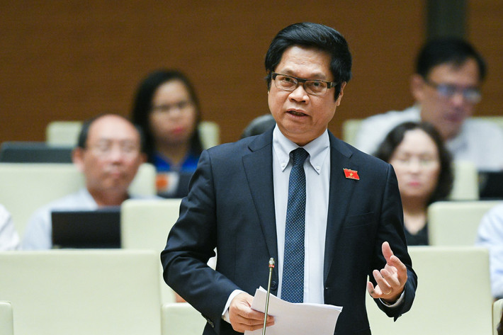Đại biểu Vũ Tiến Lộc - Đoàn Hà Nội: “Sửa đổi luật là phải tạo động lực phát triển kinh tế-xã hội, phát triển cộng đồng doanh nghiệp. Quy hoạch đất phải phù hợp với quy hoạch tổng thể quốc gia. Ngoài ra, sửa đổi Luật Đất đai phải có sự rà soát sự chồng chéo với các luật khác, tránh trường hợp khi sửa đổi Luật Đất vẫn phải sửa đổi nhiều luật hoặc Luật Đất đai được thông qua nhưng các luật khác lại gặp nhiều cản trở trong việc thực thi”