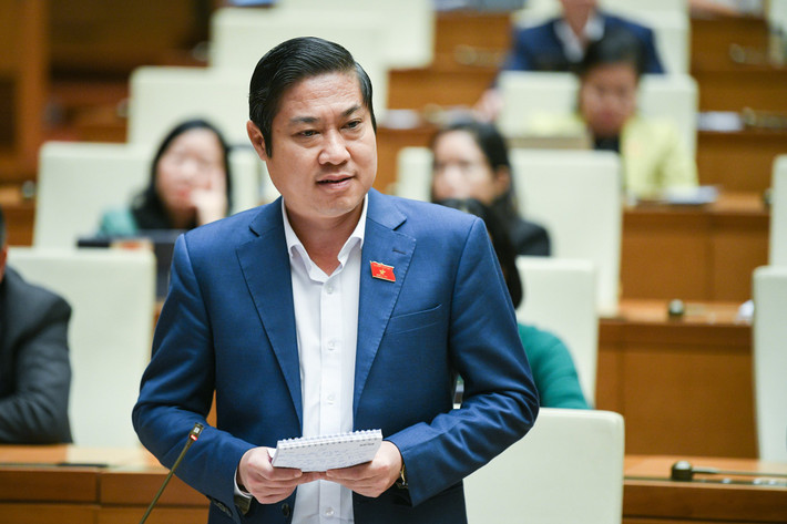 Đại biểu Phan Thái Bình - Đoàn Quảng Nam: “Về việc thể chế hóa chủ trương Nghị quyết 18 của Trung ương, trong đó định hướng tiếp tục thực hiện cơ chế tự thỏa thuận giữa người dân và doanh nghiệp trong chuyển nhượng quyền sử dụng đất để thực hiện các dự án đô thị, nhà ở thương mại. Cần phải xem xét một cách thấu đáo, nhận thức rõ vấn đề tự thỏa thuận giữa doanh nghiệp và người dân giới hạn ở mức độ nào, thỏa thuận về những vấn đề gì, có đề cập đến vấn đề thỏa thuận về chuyển nhượng quyền sử dụng”
