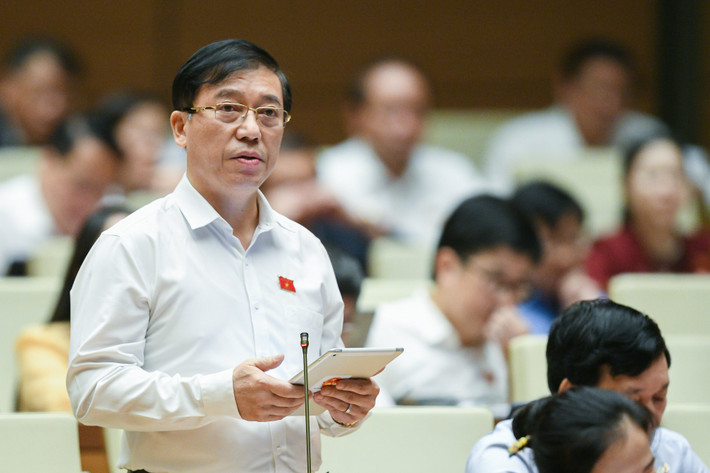 Đại biểu Nguyễn Tuấn Anh - Đoàn Bình Phước: “ Điều 86 về thu hồi đất để phát triển kinh tế - xã hội vì lợi ích quốc gia, công cộng đang có quy định rất rộng, cần quy định cụ thể hơn, rõ ràng hơn nữa, xác định giá đất khi giải tỏa, đền bù, quy định rõ khu vực nào là đất quốc phòng, khu vực nào là đất kinh doanh, làm rõ phương pháp xác định giá đất khi thu hồi. Người bị thu hồi đất không chỉ chịu thiệt hại về đất đai, mà còn chịu thiệt về nhiều tài sản khác gắn liền với đất đai, sinh kế. Đề nghị, cần quy định thêm về việc hỗ trợ vốn ưu đãi, học nghề, việc làm cho người bị thu hồi đất, thực hiện đúng mục tiêu “chỗ ở mới tốt hơn nơi ở cũ”.