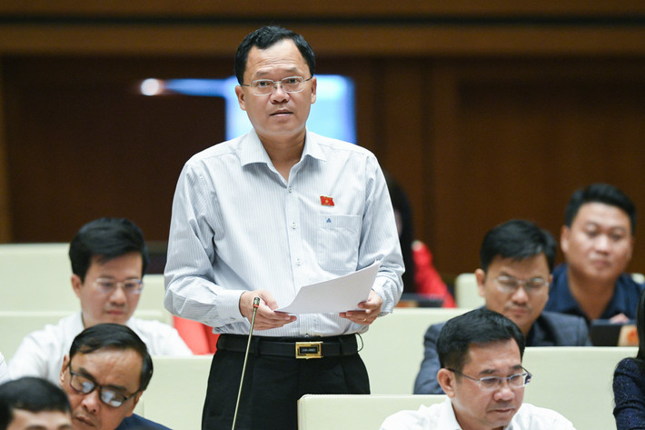 Đại biểu Huỳnh Thanh Phương - Đoàn Tây Ninh: “ Làm sao để xác định giá đất sát với giá thị trường là một bài toán rất khó. Việc xác định giá đất sát với giá thị trường là điều mà luật phải tính toán kỹ và cần quy định chặt chẽ công tác công khai thông tin, tuyên truyền về giá để hạn chế tình trạng sốt đất ảo, giúp cân bằng ổn định về giá thị trường, có chế tài xử lý nghiêm những hành vi đầu cơ, lướt sóng, tạo giá ảo về đất, gây nhiễu loạn thị trường đất đai”.
