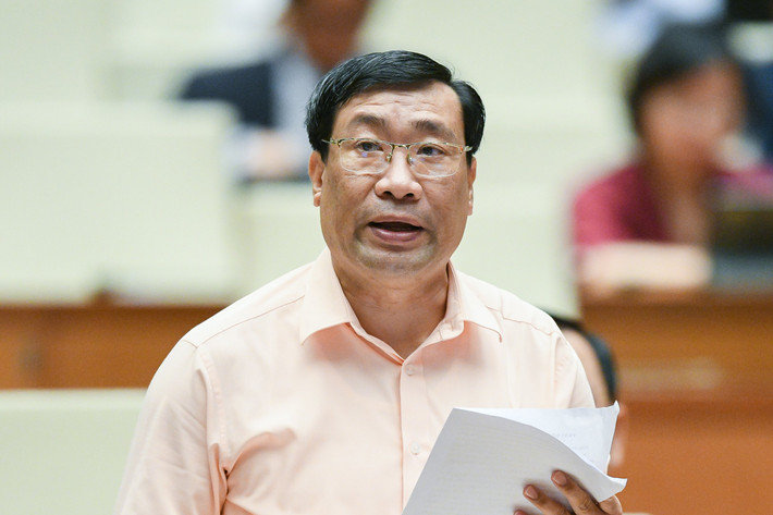Đại biểu Thạch Phước Bình - Đoàn Trà Vinh: “Quy định về giá đất cụ thể là điểm không thành công của Luật Đất đai 2013, làm phát sinh tranh chấp, khiếu kiện trong thu hồi đất. Tuy nhiên, khoản 1 Điều 164, 165 của dự thảo Luật về Bảng giá đất, giá đất cụ thể vẫn chưa khắc phục được những bất cập trong Luật hiện hành. Cần có cơ chế hữu hiệu hơn để nâng cao hiệu quả, tính minh bạch của công tác định giá đất, tránh tình trạng “vừa đá bóng, vừa thổi còi” trong công tác định giá”.