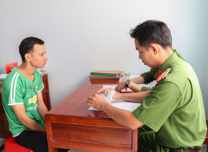 Thiếu nợ, nam thanh niên bịa chuyện bị cướp: Ngày Công an xã Phú Đức (huyện Long Hồ, tỉnh Vĩnh Long) đã xử phạt vi phạm hành chính đối với Phan Minh Tín (SN 1993, xã Phú Đức) 2,5 triệu đồng do báo thông tin giả, không đúng sự thật đến cơ quan tổ chức có thẩm quyền và bị buộc ký cam kết không tái phạm. Trước đó, Tín trình báo việc bị 4 thanh niên chặn đường và dùng dao đe dọa cướp gần 30 triệu đồng. Số tiền bị cướp là tiền hàng trong ngày, Tín đang trên đường đem tiền về nộp cho quản lý công ty. Sau khi công an vào cuộc, Tín đã thừa nhận việc bị cướp trên là giả, không đúng sự thật.