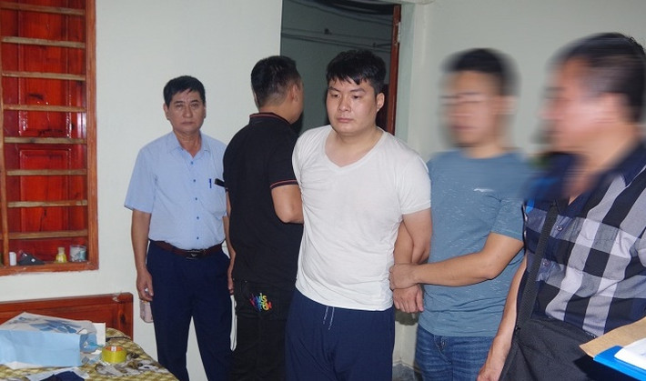 Khám xét khẩn cấp nơi ở tạm trú của đối tượng, Cơ quan Công an thu giữ gần 394.000.000đ, 1 súng ngắn bằng nhựa, đối tượng khai dùng để đe doạ nhân viên phòng giao dịch và một số vật chứng liên quan khác, đối tượng khai nhận đã sử dụng số tiền 290.000.000đ để chuộc xe ô tô do đã cầm cố trước đó.