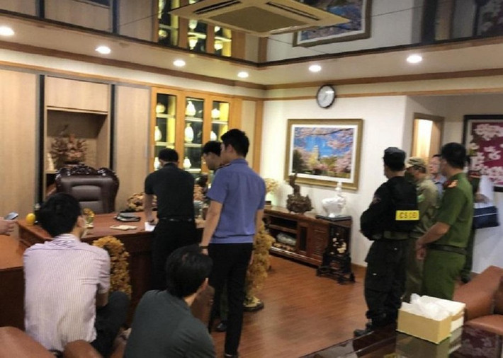 Bà Nguyễn Thị Thanh Nhàn đã thành lập các ban nội bộ do bà Nhàn trực tiếp điều hành, giao những người thân tín của mình phụ trách, thực hiện việc điều chuyển dòng tiền thu lợi bất chính, hợp thức hóa để chi ngoài sổ sách cho các lãnh đạo thuộc Tỉnh ủy, UBND Tỉnh, chủ đầu tư theo cơ chế do bà Nhàn đặt ra.