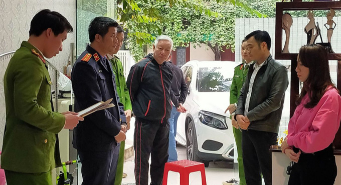 Giang hồ Bảo 'Chó': Tháng 1/2021, Công an tỉnh Thanh Hóa khởi tố bị can Nguyễn Đình Bảo (tức Bảo "chó", SN 1996, trú tại phường Đông Hương, thành phố Thanh Hóa) về để điều tra về hành vi gây rối trật tự công cộng. Tối 14/1/2021, nhóm Bảo ‘chó’ đã sử dụng súng Colt tự chế đuổi bắn 4 đối tượng tại khu vực gần Sân vận động tỉnh Thanh Hóa khiến 1 người bị thương. Sau đó 3 ngày, nhóm Bảo ‘chó” tiếp tục đánh anh Đoàn Văn Hải tại bar mini Kyoto Pub. Bảo ‘chó’ tuy ít tuổi song là kẻ hung hãn liều lĩnh. Bảo cầm đầu nhóm tội phạm chuyên cho vay tín dụng đen, đánh bạc dưới hình thức cá độ bóng đá, ghi lô đề, cho vay nặng lãi... (Ảnh: Khám xét nhà Bảo ‘chó”)