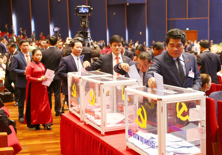 Ban Kiểm phiếu tiến hành kiểm phiếu bầu cử Ban Chấp hành Trung ương Đảng khoá XIII. Sau khi hoàn thành công tác kiểm phiếu, sẽ thông báo danh sách Ban Chấp hành Trung ương Đảng khoá XIII (cả chính thức và dự khuyết).