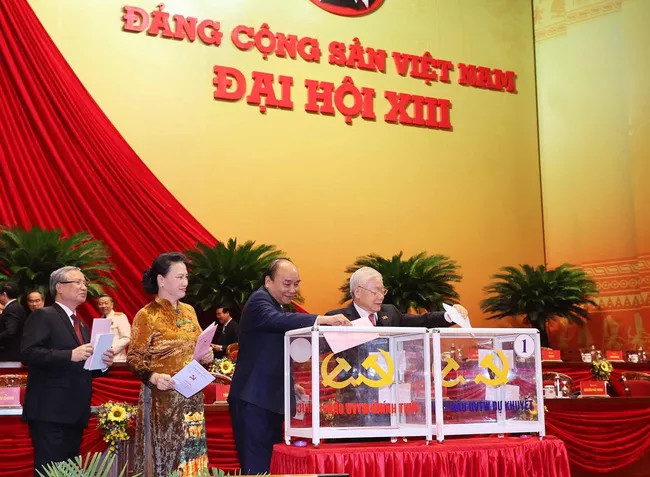Tổng Bí thư, Chủ tịch nước Nguyễn Phú Trọng, Thủ tướng Nguyễn Xuân Phúc, Chủ tịch Quốc hội Nguyễn Thị Kim Ngân, Thường trực Ban Bí thư Trần Quốc Vượng bỏ phiếu bầu Ban Chấp hành Trung ương khóa XIII.