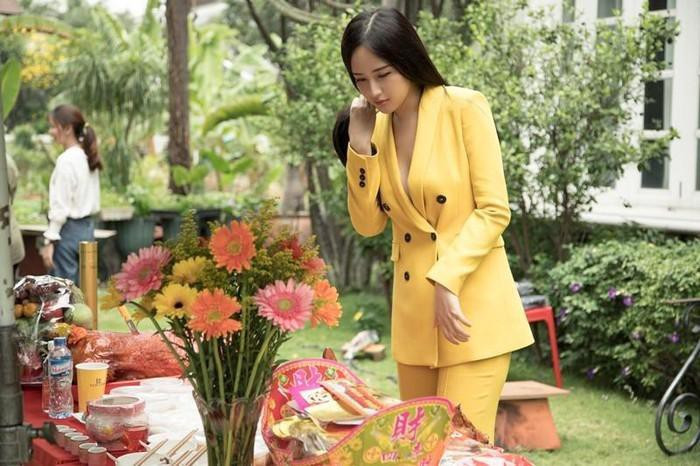 Trước đây, người đẹp này không ít lần gây chú ý bởi cách diện váy áo hở bạo. Mỹ nhân sinh năm 1988 này từng gây tranh cãi khi diện suit không nội y xuất hiện tại trường quay, ngày khai máy phim "Chị chị em em".