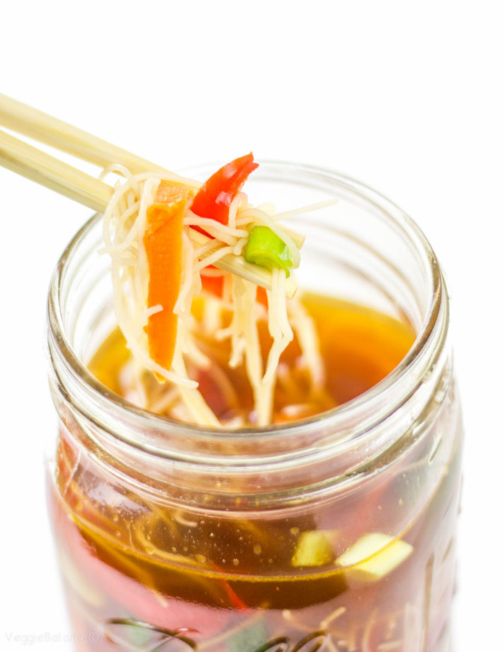 Bất kì người Việt Nam nào cũng dễ dàng nhận ra rằng loại sợi khô được sử dụng trong công thức nào phải phở? Đó rõ ràng là một món với sợi mỏng, mảnh và trong suốt rất giống với miến.