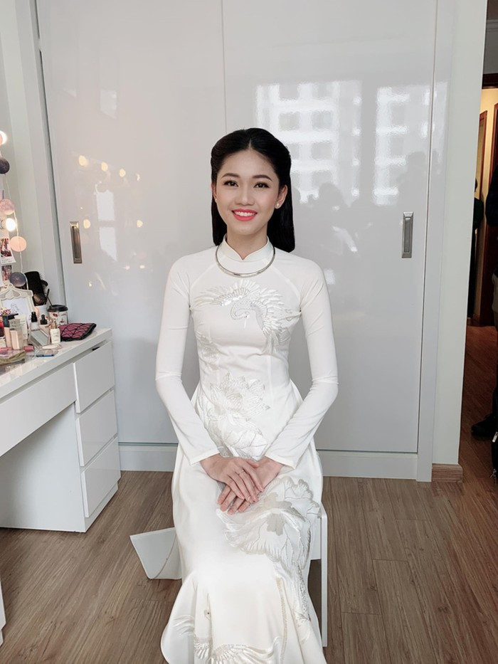 Trong ngày vui của mình, Thanh Tú chọn áo dài trắng duyên dáng, mang phong cách nhẹ nhàng, thanh lịch của một thiếu nữ Hà Thành.
