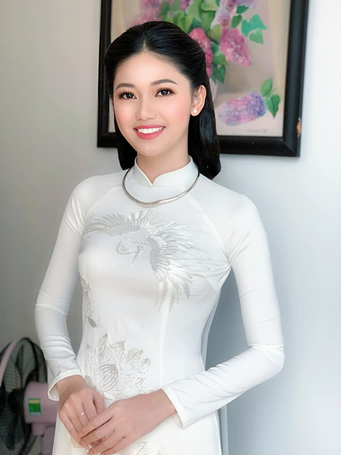Chiếc áo dài ăn hỏi của Á hậu Thanh Tú thêu hình hoa sen và chim nhạc do chính tay Hoa hậu Hoa hậu Ngọc Hân thiết kế.