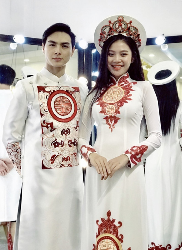 Chúng Huyền Thanh cùng chồng cũng ưu tiên chọn áo dài màu trắng với điểm nhấn là họa tiết màu đỏ sang trọng trong ngày ăn hỏi.
