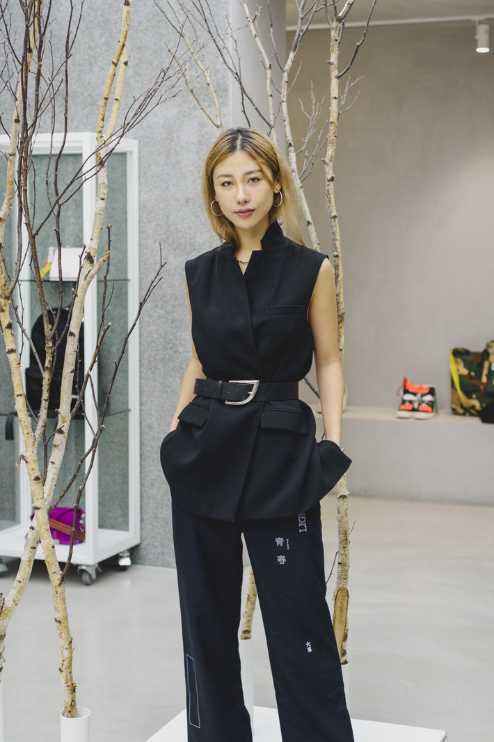 Mae Tan khá chuộng đồ đen. Trên Instagram, cô thường xuyên diện những bộ đồ cá tính có màu sắc này.
