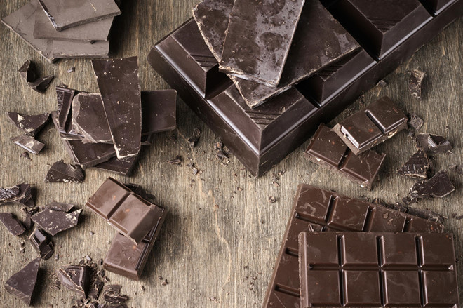 Ăn chocolate đen: Chocolate đen có chứa caffeine, giúp đánh bại sự mệt mỏi, tiếp thêm năng lượng cho máu nhanh chóng. Ngoài ra, chocolate đen tốt hơn chocolate sữa, với hàm lượng chất béo và chống oxy hóa lành mạnh, đồng thời giàu chất xơ và magiê.