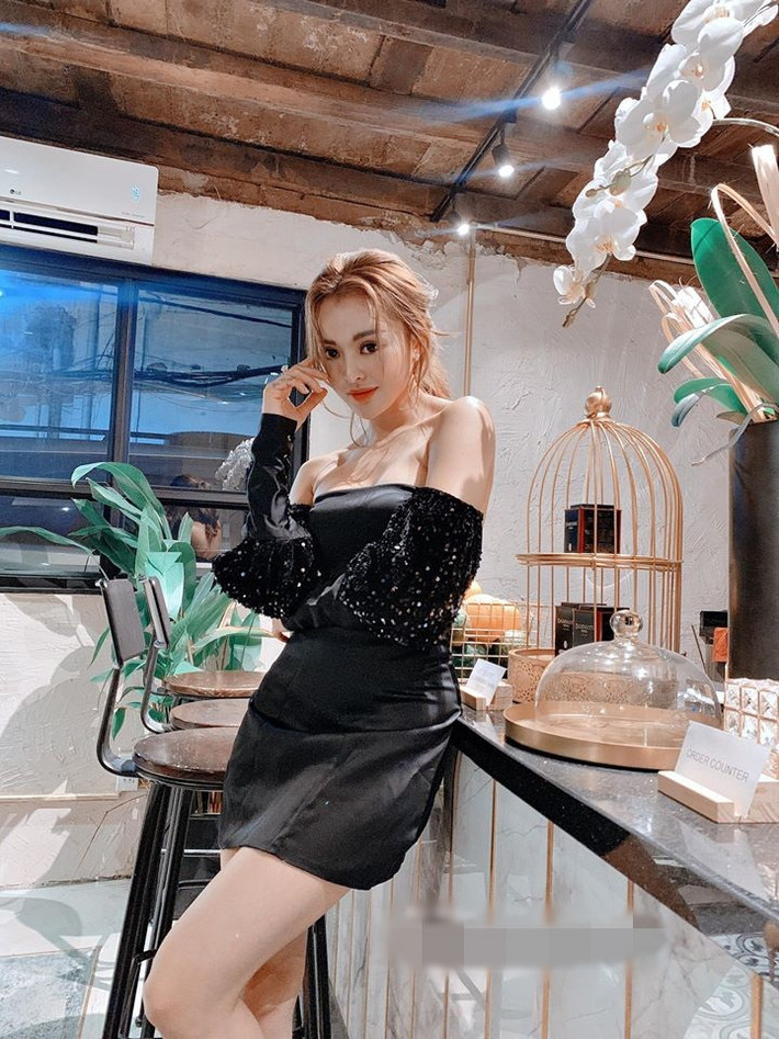 Chiếc váy cúp ngực khoe trọn vòng một nóng bỏng của cô.