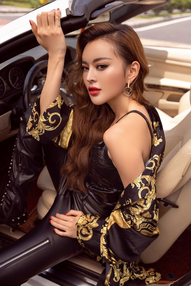 Cách ăn mặc gợi cảm và thần thái sang chảnh giúp Trang Nemo cực cuốn hút.