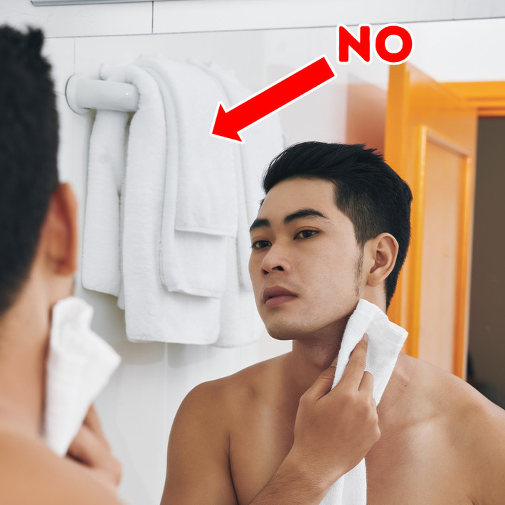 Phơi khăn trong nhà tắm: Khăn mặt, khăn tắm, bông tắm… cần được vệ sinh sạch sẽ sau khi sử dụng và phơi khô ở nơi có nắng. Thường xuyên để khăn mặt trong phòng tắm không chỉ khiến chúng kém thơm tho mà còn có thể là nguyên nhân gây ra các bệnh da liễu.