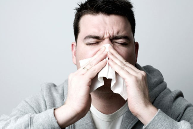 Sốt và ớn lạnh: Sau một thời gian nằm trong thận, sỏi thận có thể gây sốt và ớn lạnh. Về lâu dài, sỏi thận có thể gây viêm đường tiết niệu và bệnh này cũng gây sốt cao kèm ớn lạnh.