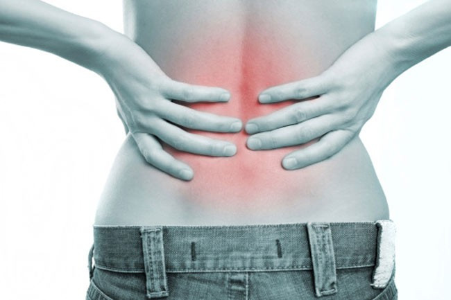Đau lưng: Dấu hiệu ban đầu đặc trưng nhất của sỏi thận là đau lưng. Cơn đau lưng do sỏi thận thường xuất hiện đột ngột, dữ dội và có thể lan sang phần bụng.