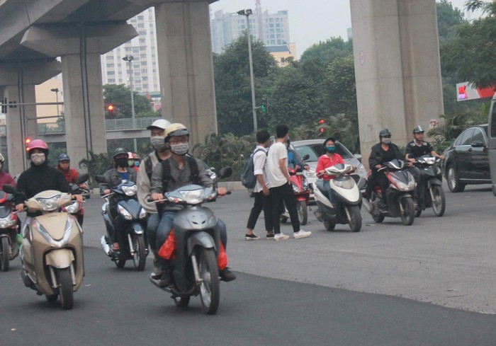 Có đèn giao thông, cầu vượt nhưng sinh viên Đại học Kiến Trúc Hà Nội vẫn sang đường sai quy định như một thói quen thường ngày