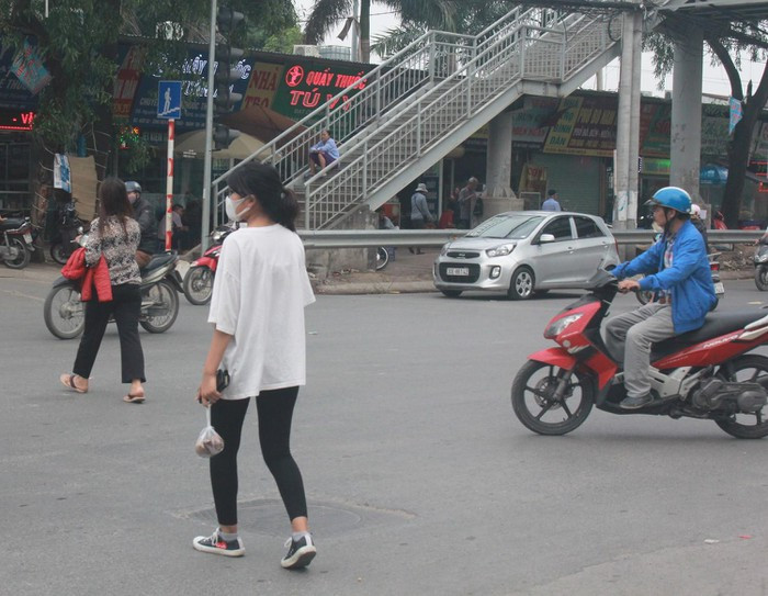 Tại cổng bệnh viện Bạch Mai cũng diễn ra tình trạng tương tự. Người nhà và bệnh nhân rất thờ ơ với các cây cầu vượt, sẵn sàng qua đường giữa làn xe đang lao tới.