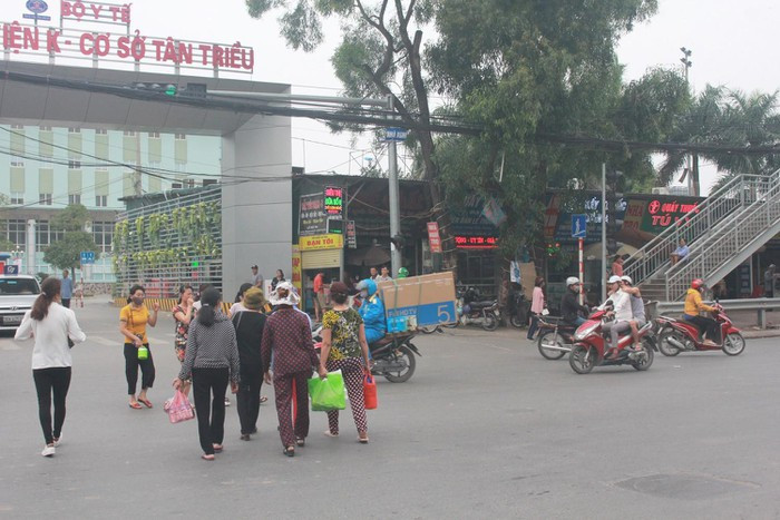 Tại cổng bệnh viện K (cơ sở Tân Triều), một cây cầu đi bộ được xây dựng để người dân sống quanh khu vực cũng như đến đây khám chữa bệnh có nhu cầu sang đường.