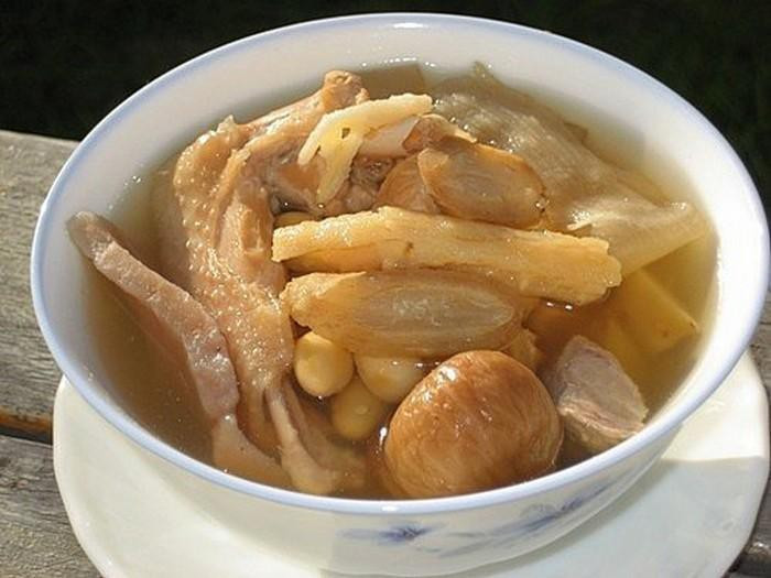 Phượng hoàng hàm ngọc trúc. Bài thuốc này yêu cầu những nguyên liệu quý và khó tìm hơn, bao gồm: 15g ngọc trúc, 20g Bắc Sa sâm, 5g Cát căn, 3g Tô diệp, một con vịt cái, gừng, rượu, muối. Rửa sạch vịt rồi cho tất cả các vị thuốc bắc vào ninh nhừ trong khoảng 2 giờ đồng hồ đến khi vịt chín mềm là ăn được.
