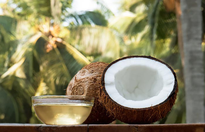 Dầu dừa. 2 thìa to dầu dừa và mát xa lên da đầu, để khoảng 1 giờ sau đó rửa sạch với dầu gội trung tính. Hãy thực hiện ít nhất 2 lần/tuần để có hiệu quả.