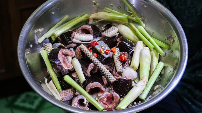 Rắn sau khi sơ chế xong không cần tẩm ướp, cho thẳng vào nồi cùng sả đập dập, đổ nước vừa ăn và cho lên bếp đun sôi chừng 20 phút. Tiếp đó, bỏ củ cải đã cắt khúc vào nấu thêm 10 phút, nêm nếm gia vị vừa ăn. Mùi thơm của xả sẽ giúp cho rắn loại bỏ được mùi hoi khó chịu.