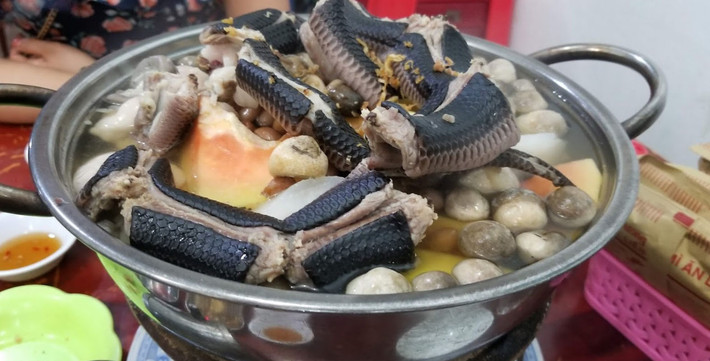 Người miền Tây có nhiều món ngon chế biến từ loại rắn này như: rắn xào xả ớt, rắn hầm đậu xanh, khô rắn… Trong đó, nổi tiếng và được ưa chuộng nhất phải kể đến món lẩu rắn hổ hành.