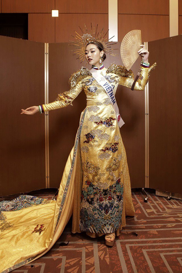 Bộ áo dài quốc phục Việt Nam lấy cảm hứng từ hình ảnh rồng chầu về hướng mặt trời thường thấy trong kiến trúc của người Việt.
