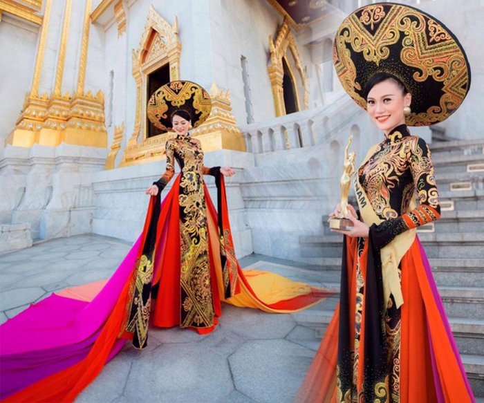 Tại Miss Grand International 2014, Cao Thùy Linh tuy không lọt vào top 20 chung cuộc nhưng người đẹp đã để lại ấn tượng lớn khi đoạt giải Best National Costume - Trang phục dân tộc đẹp nhất năm đó. Bộ áo dài truyền thống do NTK Tuấn Hải thực hiện với họa tiết rồng, trống đồng và hoa văn cung đình.