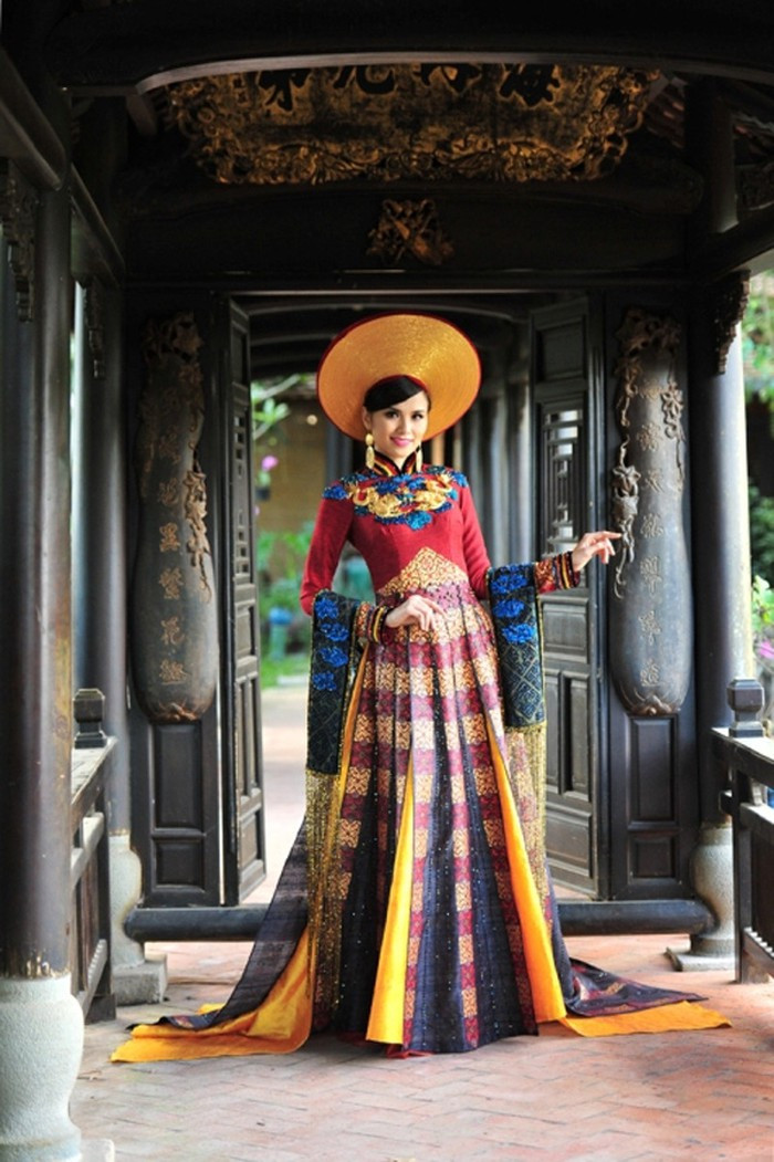 Điểm đặc biệt ở bộ trang phục này đó là các loại chất liệu được làm hoàn toàn từ thiên nhiên, rất gần gũi thân thiện với môi trường. Hầu hết các loại vải tơ tằm được dệt bằng tay và nhuộm màu thủ công từ các loại vỏ cây.