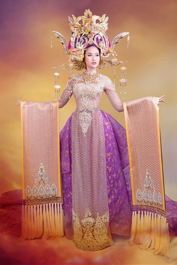 Được biết, chiếc áo dài này lấy cảm hứng từ hình ảnh của Nam Phương hoàng hậu. Theo nhà thiết kế Lê Long Dũng, Nam Phương hoàng hậu là đại diện sắc đẹp của phụ nữ Việt Nam.