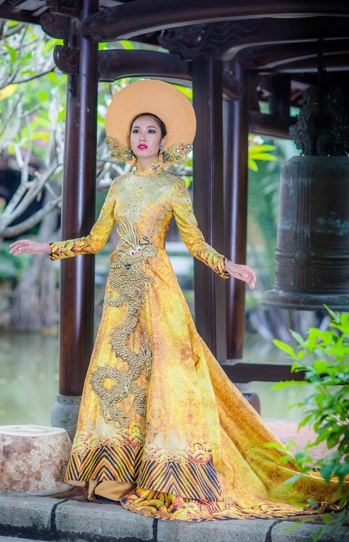 Tà áo dài mà Thúy Vân mang đi dự thi cuộc thi Hoa hậu Quốc tế 2015 là một trong những bộ trang phục ấn tượng mạnh xuyên suốt cuộc thi góp phần giúp người đẹp đạt danh hiệu Á hậu 3 chung cuộc. Thúy Vân là người đẹp đầu tiên của Việt Nam đạt giải cao tại một trong 5 cuộc thi sắc đẹp lớn nhất thế giới.