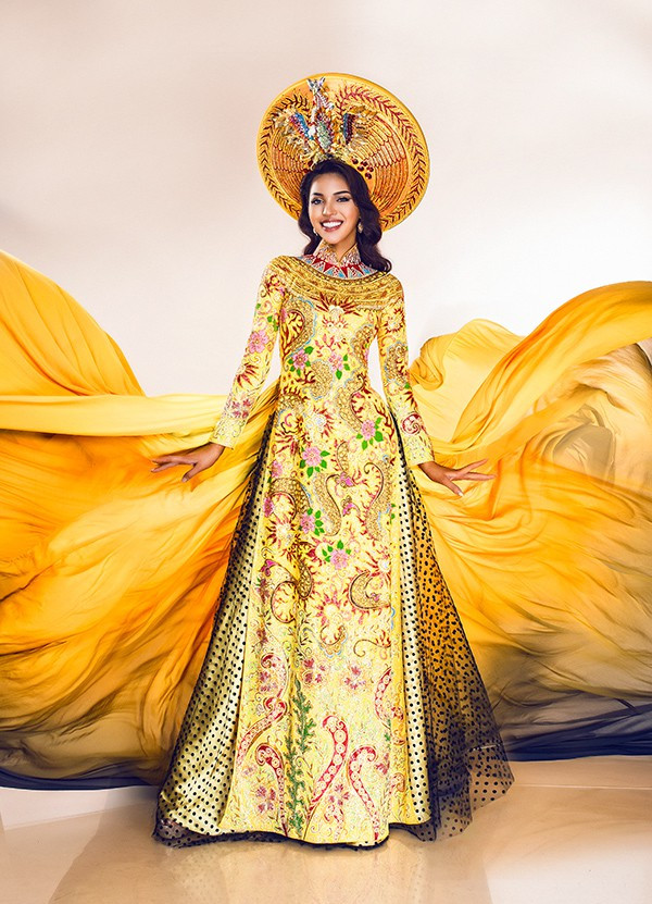 Trong phần thi trang phục dân tộc tại Miss Eco Universe 2016, siêu mẫu Khả Trang - đại diện của Việt Nam đứng thứ 3 trong top 10.