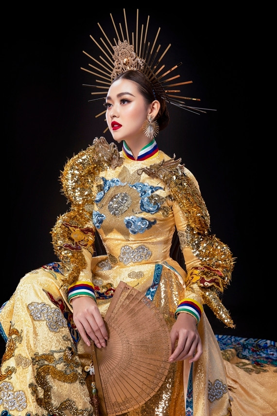 Mới đây, Tường San đoạt giải trang phục đẹp nhất trong "Top 10 quốc phục xuất sắc Miss International 2019". Áo dài "Rồng chầu mặt trời" mang lại may mắn cho Tường San.