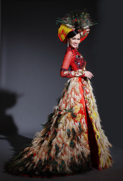 Bộ áo dài được kết từ 5000 chiếc lông công mà Thúy Vy chọn để tham dự Miss World 2011 là một trong những trang phục ấn tượng nhất trong lịch sử áo dài Miss World của các nàng hậu Việt Nam.