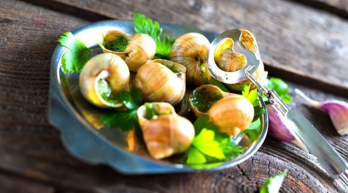 Thông thường, các món ăn làm từ ốc sên sẽ là những món khai vị trong bữa ăn của người Pháp. Escargot là cách người Pháp gọi ốc sên và là một cái tên vô cùng quen thuộc trong các thực đơn tại nhà hàng Pháp trên toàn thế giới. Ảnh: Wordpress.