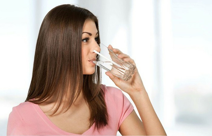 Giúp tóc trơn, bóng và khỏe mạnh: Mất nước có thể có ảnh hưởng nghiêm trọng lên sự phát triển của tóc. Hấp thu đủ không đủ nước có thể khiến sợi tóc giòn và mảnh. Nếu bạn uống nước khi đói, bạn có thể cải thiện chất lượng tóc.