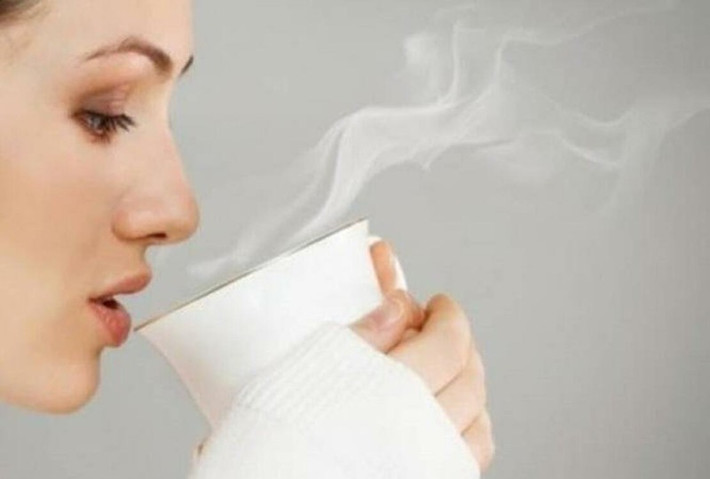 Nước ấm giúp đào thải độc tố: Nước cùng với các chất lỏng khác sẽ thúc đẩy phân hủy thực phẩm trong dạ dày, tăng cường tiêu hóa thức ăn.