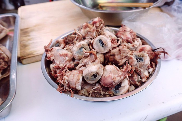 Món mắt cừu ở Giang Tô cũng được liệt vào danh sách các món ăn khó nuốt ở Trung Quốc. Tuy nhiên, điều đặc biệt là món này thường được ngụy trang khá tinh vi nên hầu như nhiều người sau khi lỡ nếm thử mới biết mình vừa nuốt mắt của một con cừu.
