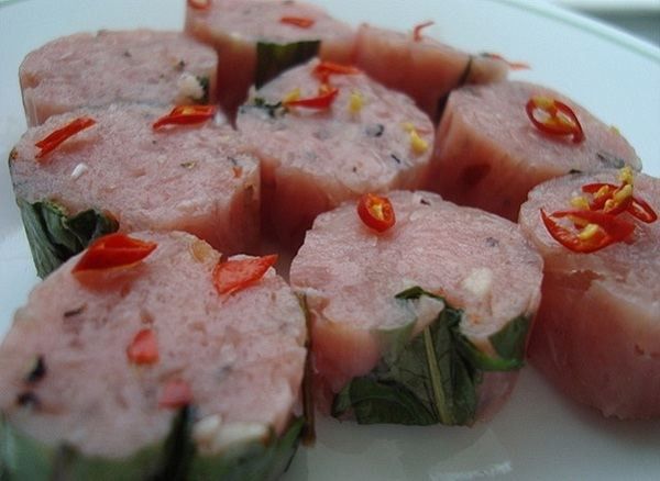 Som Moo (nem chua): Món này được làm từ thịt lợn sống xắt nhỏ, lên men - bao gồm cả thịt và da - được bọc trong lá màu xanh lá cây. Ớt tươi thường được trộn vào thịt, làm tăng thêm vị cay cho món khai vị Lào này. Người ta thường thưởng thức som moo với lá bắp cải sống và đậu chuỗi, giúp giảm độ chua.