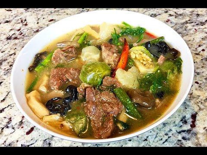 Or lam là một món hầm cay nhẹ và đậm vị của Lào có nguồn gốc từ Luông Pha Băng. Món ăn bao gồm cà tím, sả, húng quế, ớt, nấm mộc nhĩ, rau mùi và hành lá. Một thành phần độc đáo trong món hầm này là mai sa kaan một loại nho đặc biệt được trồng tại địa phương và trong Or lam cũng chứa thịt trâu khô, thịt bò, hoặc thịt gà.