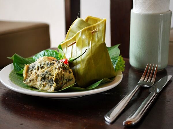 Mok Pa (cá hấp): Cá được tẩm ướp với nhiều loại gia vị như lá chanh Thái, húng quế, hành, ớt, nước nắm và muối sau đó đem gói lá chuối rồi hấp trong lồng tre. Khi dùng cá hấp, thực khách sẽ ăn kèm gạo nếp/cơm trắng.