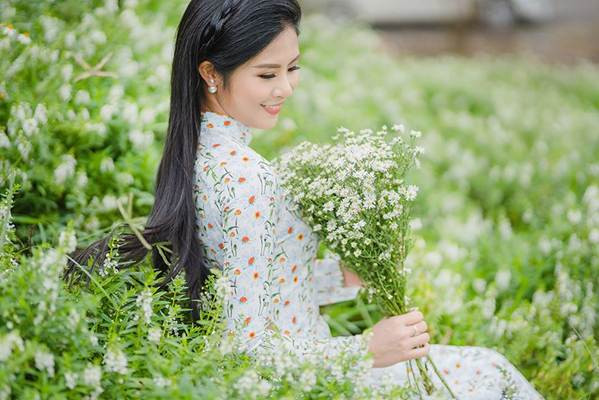 Diện những thiết kế áo dài được in hoạ tiết cúc hoạ mi nổi bật, Ngọc Hân hoá thành một nàng thơ duyên dáng giữa vườn hoa ngát hương.