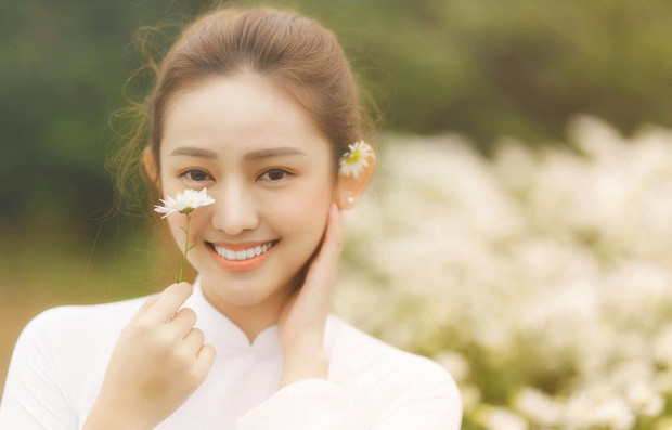 Mới đây, hot girl thị phi Thúy Vi vừa ra Hà Nội thực hiện bộ ảnh mặc áo dài chụp cùng cúc họa mi.