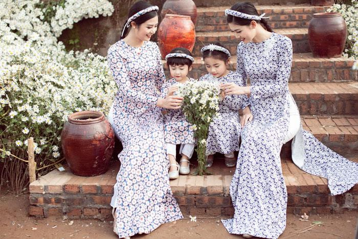 Những mẫu áo dài khai thác chất liệu lụa, gấm hoa kết hợp với chi tiết đính kết bằng tay. Áo dài họa tiết giúp thiếu nữ thêm nhẹ nhàng và trẻ trung hơn.