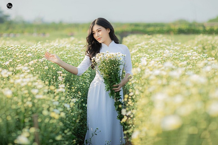 Mới đây, hot girl Ngọc Thọ (Ham TV) đã chia sẻ bộ ảnh chụp cúc họa mi trong tà áo dài trắng. Áo dài luôn là một trang phục đẹp và yêu kiều giúp tôn sắc vóc phụ nữ Việt.