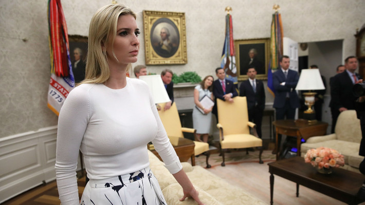 Bí quyết duy trì chế độ ăn lành mạnh của Ivanka là luôn trữ rau xanh, trái cây tươi trong nhà. Cô hạn chế tối đa mua sắm những thực phẩm kém lành mạnh.